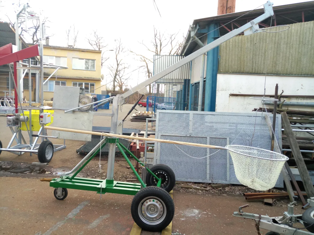 Mechanický keser Qartal pro odlov ryb ze sítě při výlovu